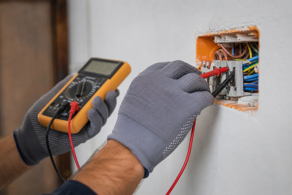 Diagnosi guasto elettrico con strumenti su impianto residenziale Torino