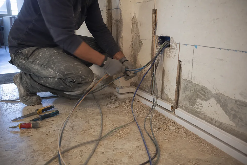 Lavori elettrici in cantiere a Torino: passaggio cavi e messa in opera dell'impianto