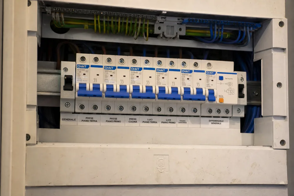 Quadro elettrico civile: protezioni, sbarre e cablaggio ordinato (Torino)